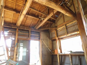 元々の立派な小屋組。